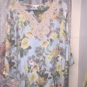 Ladies top. Size small. Like new.